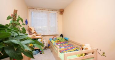 dětský pokoj s postýlkou a hračkami