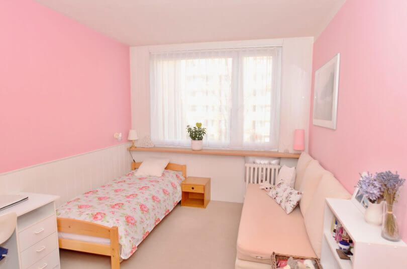 růžová ložnice s pohovkou a postelí