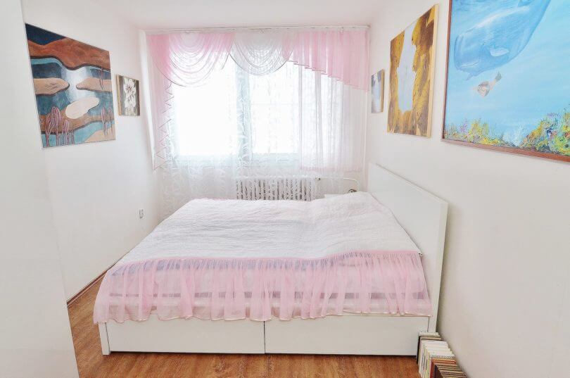 růžová ložnice s manželskou postelí