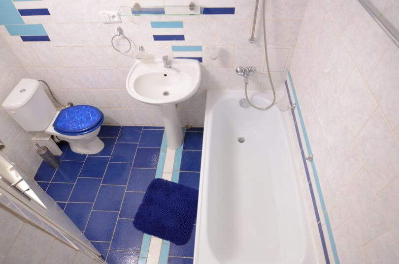 koupelna s modrým obkladem