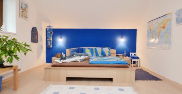 dětský pokoj, postel, modrá zeď