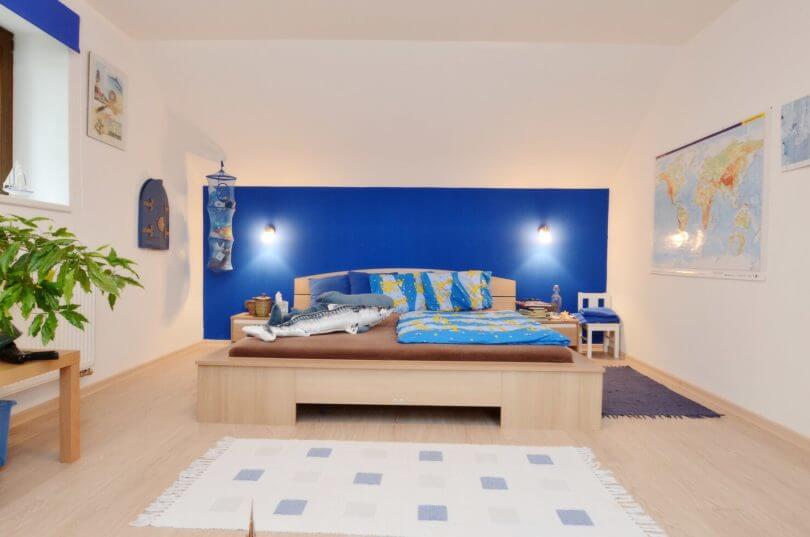 dětský pokoj, postel, modrá zeď