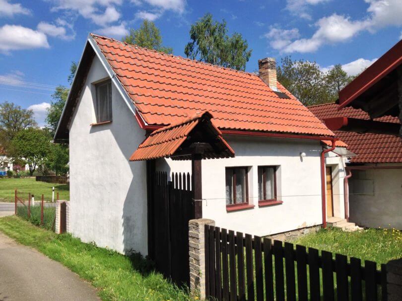 chaupa, sedlová střecha, vjezd na pozemek