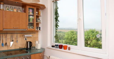 kuchyňská linka, okno s výhlededm do přírody