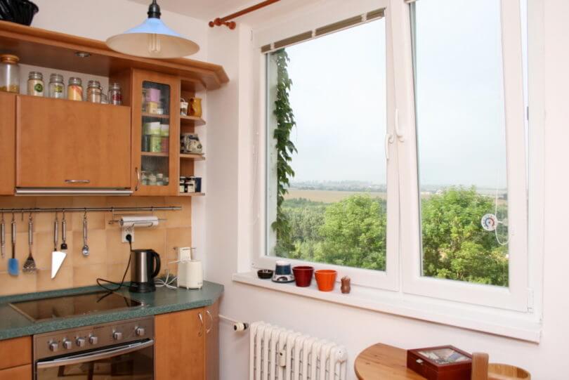 kuchyňská linka, okno s výhlededm do přírody
