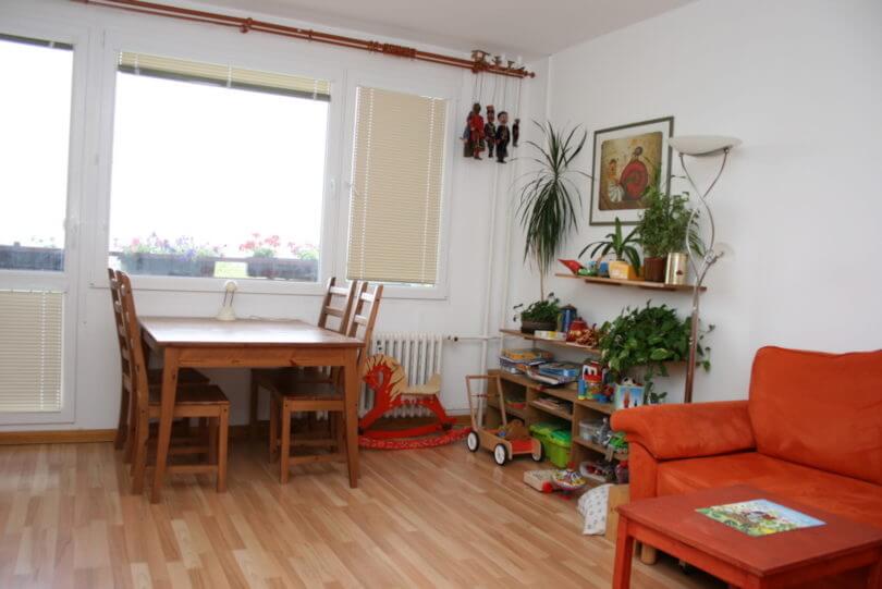 obývací pokoj s jídelním stolem a červená sedačka