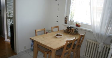 jídelní stůl a židle v kuchyni