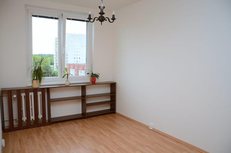 ložnice, plovoucí podlahy, plastové okno a dřevěné obložení radiátoru