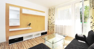 obývací pokoj s rohovou sedačkou, plovoucími podlahami a prostorem pro TV
