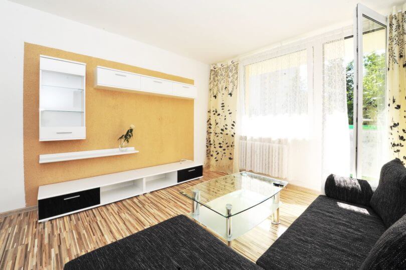 obývací pokoj s rohovou sedačkou, plovoucími podlahami a prostorem pro TV