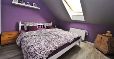 fialová ložnice s manželskou postelí