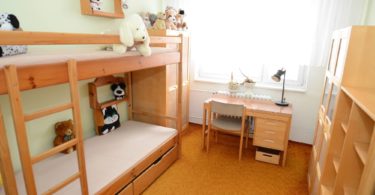 dětský pokoj vybavený nábytkem