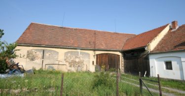 stodola a oplocený pozemek