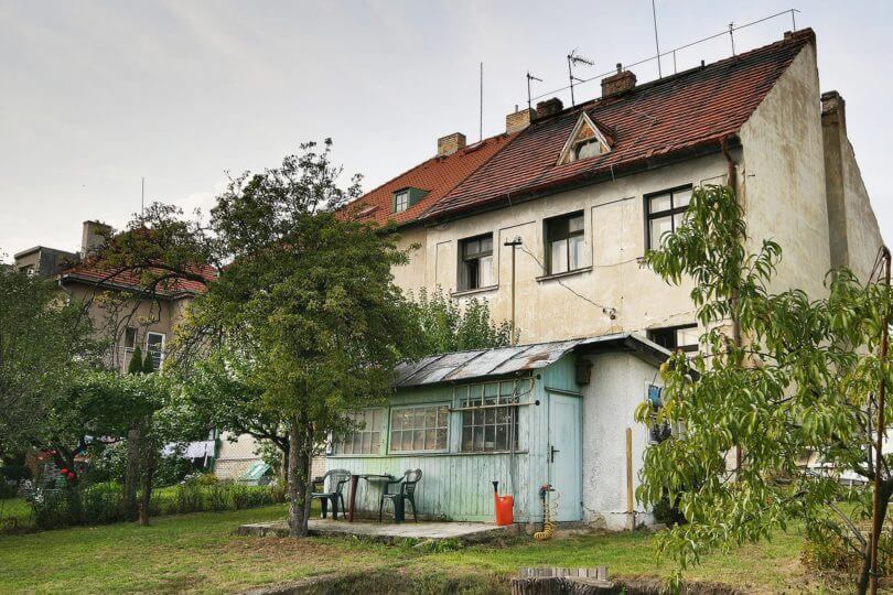 pohled ze zahrady na dům a zahradní domek