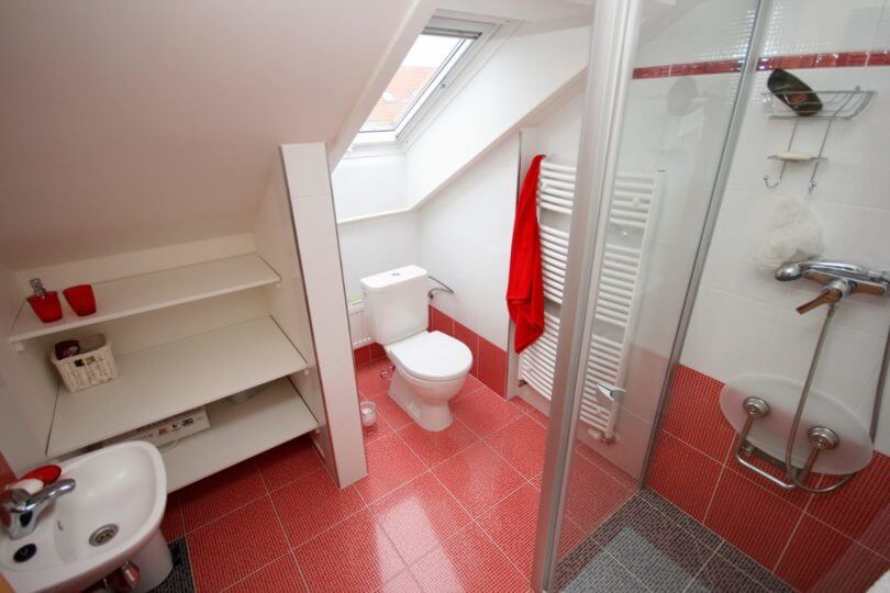 koupelna s červenou dlažbou a sprchovým koutem