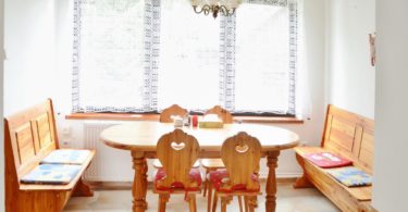 jídelní stůl, židle, lavice
