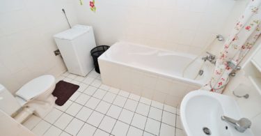 koupelna s vanou a umyvadelm, toaleta