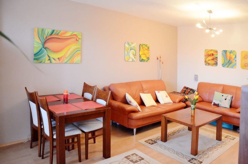 obývací pokoj s koženou pohovkou a jídelním stolem