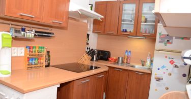 kuchyňský kout , pračka, lednička a sklokeramická deska