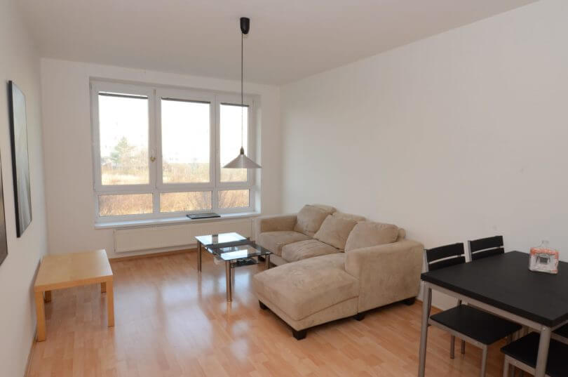 obývací pokoj s pohovkou a velkým oknem