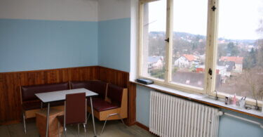 původní retro jídelní kout s dřevěným oknem s výhledem na Mnichovice