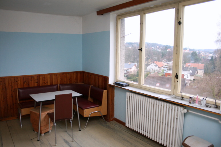 původní retro jídelní kout s dřevěným oknem s výhledem na Mnichovice