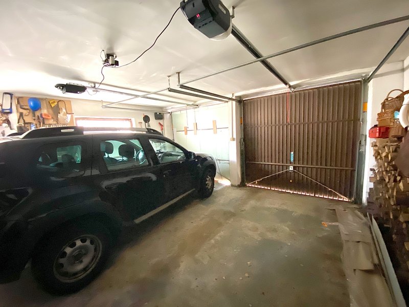 garážové stání, zaparkované auto