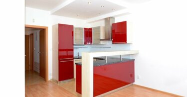 kuchyňský kout, červená kuchyň, plovoucí podlahy