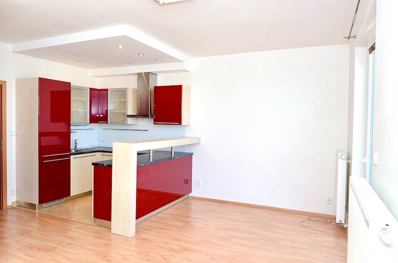 kuchyňský kout s kuchyňskou linkou, plovoucí podlahy, bílé zdi