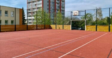 hřiště na basketbalu, fotbal, házenou, koš na basketball, panelový dům, modrá obloha