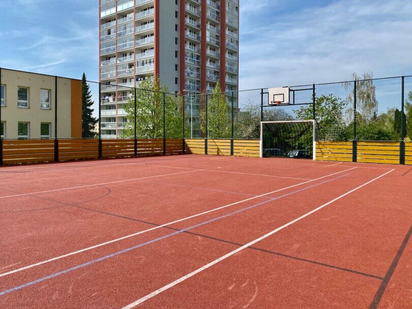 hřiště na basketbalu, fotbal, házenou, koš na basketball, panelový dům, modrá obloha